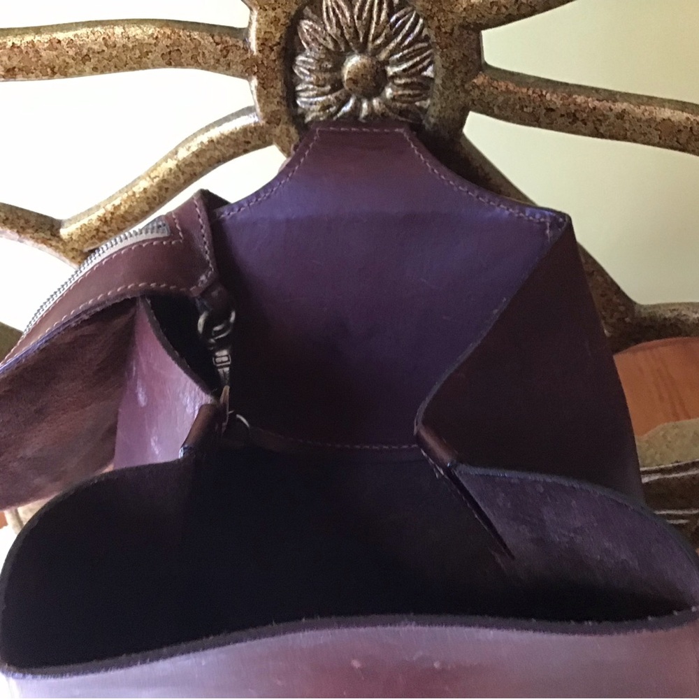 Dooney & Bourke Alto Brown Leather Backpack with High-Quality Finish - Picture 9 of 10